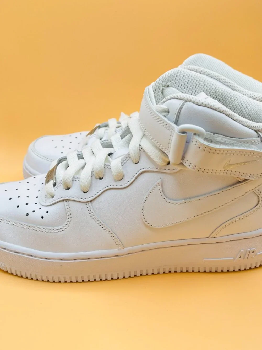 Nike Women's Air Force 1 '07 Mid Top 